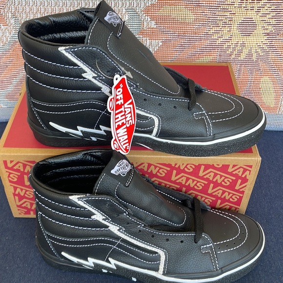 Vans WMNS Sk8-Hi Bolt Black/Black
VN0A5JIVBKA1
Sneakers - athletic shoes - Picture 2 of 16